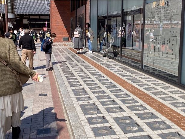 「スターの広場」浅草公会堂前に並ぶ手型の数々 画像提供：台東区観光課