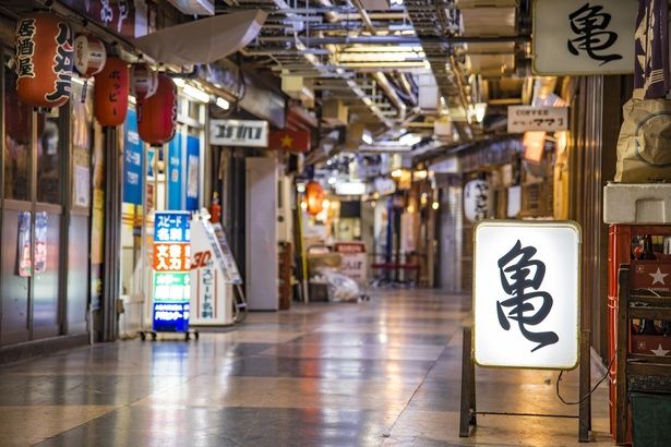 「浅草地下街」昔ながらの看板が光るノスタルジックな通路 画像提供：PIXTA