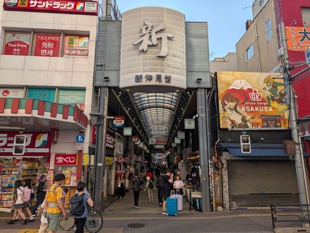 「新仲見世商店街」アーケードの入口からにぎわいが伝わる光景 画像提供：浅草新仲見世商店街振興組合