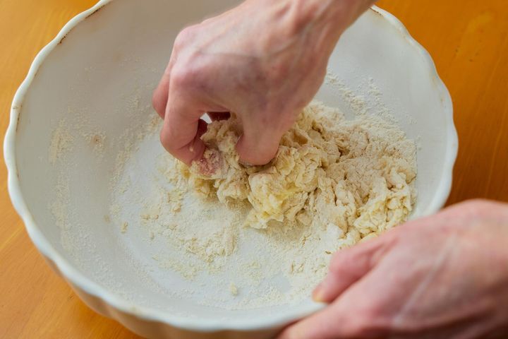 生地を手で混ぜる