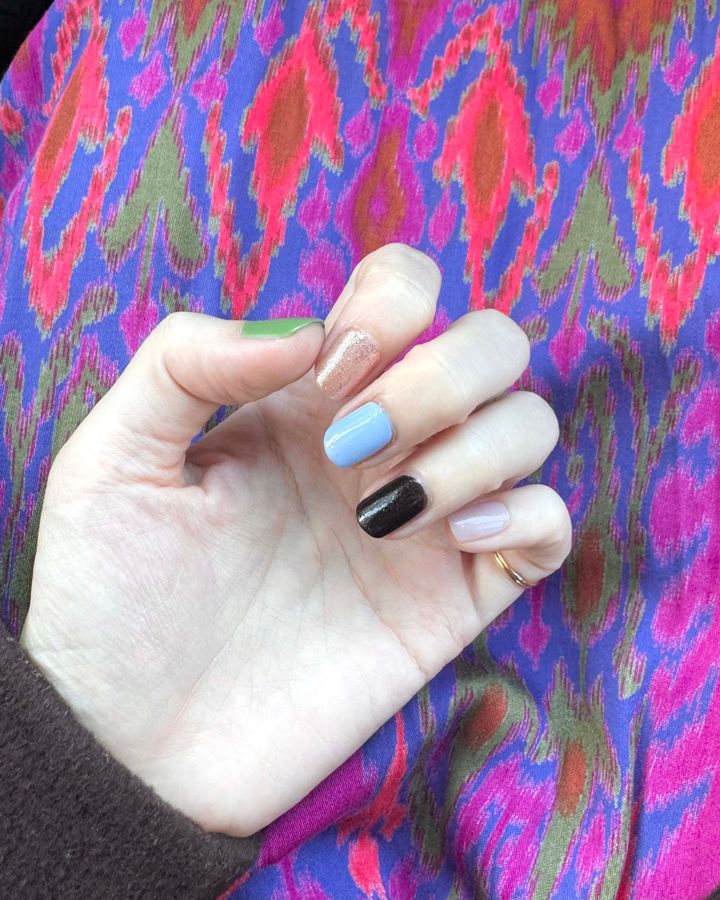 2026年春コスメ・ネイル編◇ ワンカラーネイルで指ごとに色を変えてカラフルに【ささやかですてきなもの 大谷有紀 vol.277】