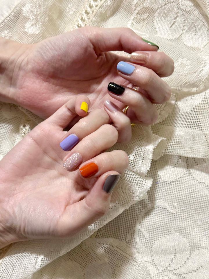 2026年春コスメ・ネイル編◇ ワンカラーネイルで指ごとに色を変えてカラフルに【ささやかですてきなもの 大谷有紀 vol.277】