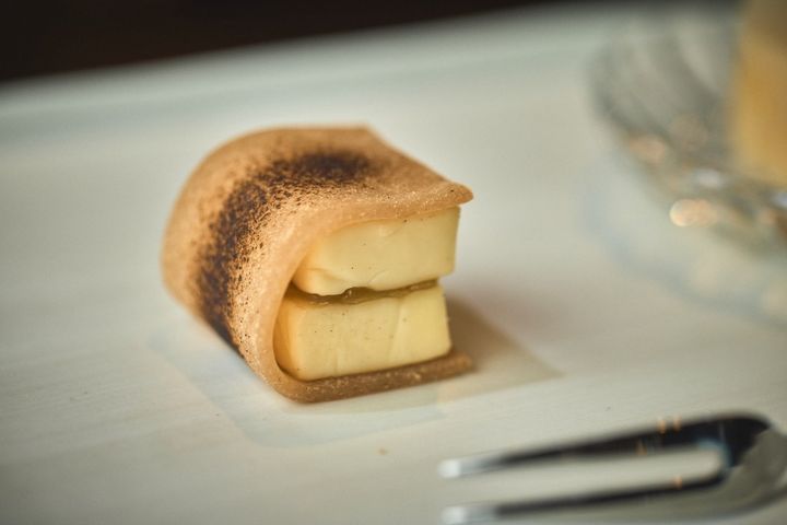 「燻製チーズと焼き芋のきんとん八ツ橋包み」