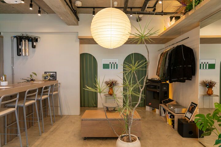 茶釜のあるカウンターで日本茶を味わう休日。横浜元町「no count」