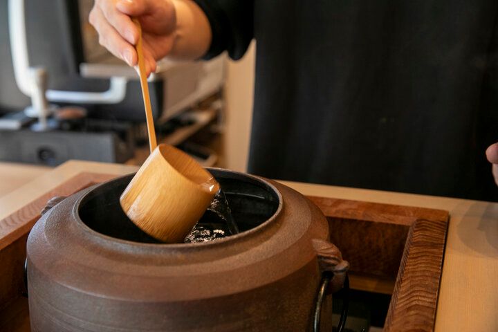 茶釜のあるカウンターで日本茶を味わう休日。横浜元町「no count」