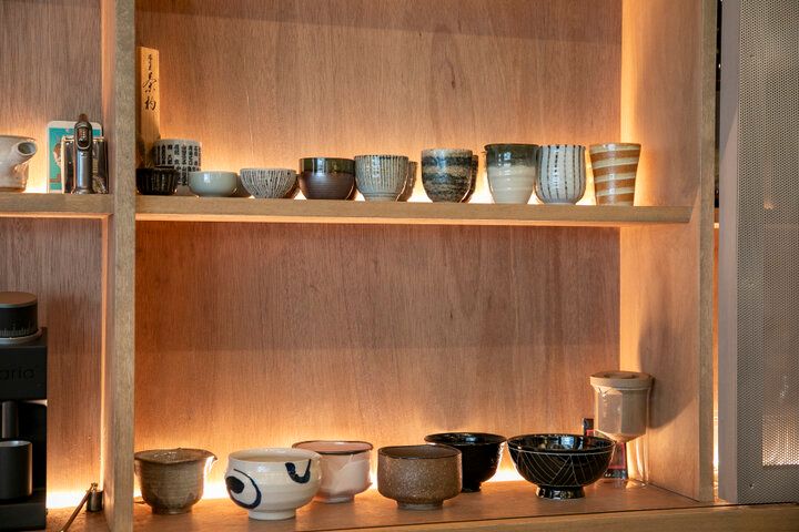 茶釜のあるカウンターで日本茶を味わう休日。横浜元町「no count」