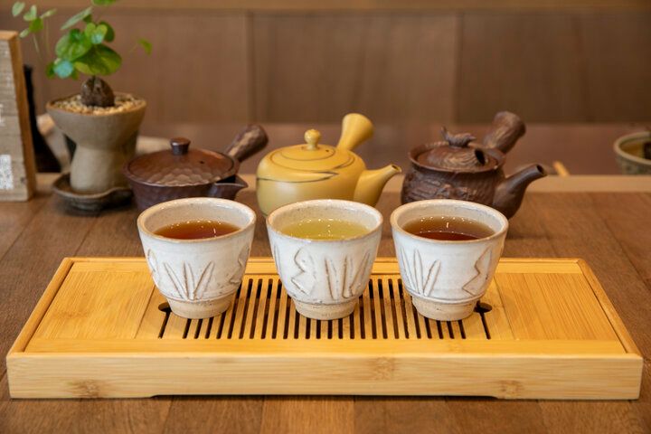 茶釜のあるカウンターで日本茶を味わう休日。横浜元町「no count」