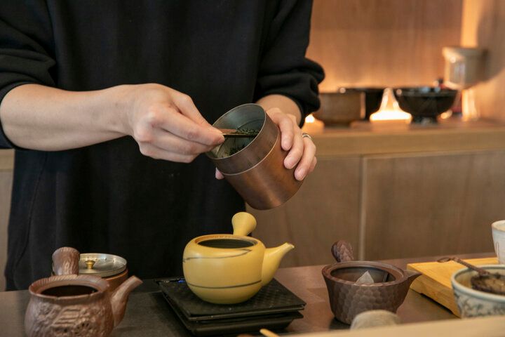 茶釜のあるカウンターで日本茶を味わう休日。横浜元町「no count」