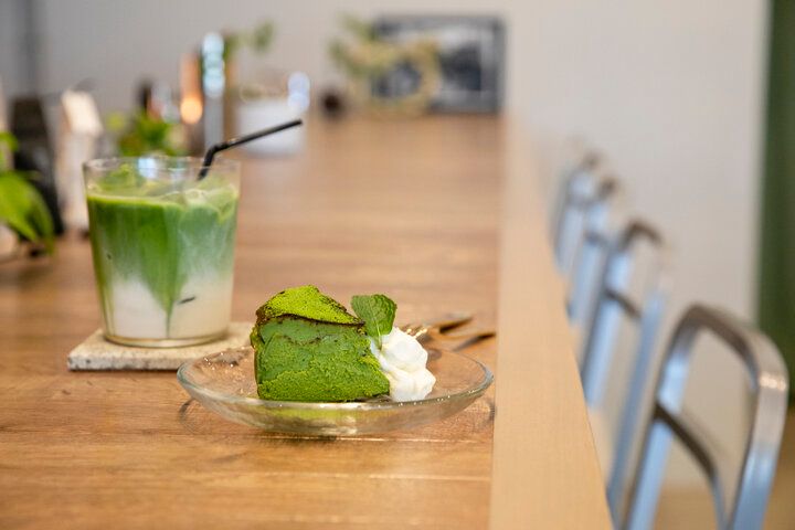 茶釜のあるカウンターで日本茶を味わう休日。横浜元町「no count」