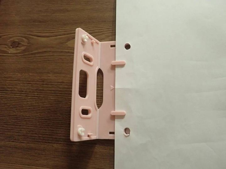 DAISO(ダイソー)：2穴パンチ(薄型)