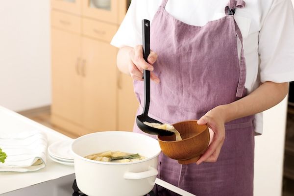 「注ぐ・掬う・置ける」を一本に。調理の不便を解消する多機能「プレミオ・シリコーンお玉」