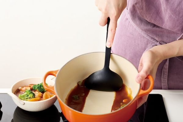 「注ぐ・掬う・置ける」を一本に。調理の不便を解消する多機能「プレミオ・シリコーンお玉」