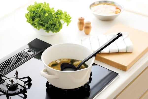 「注ぐ・掬う・置ける」を一本に。調理の不便を解消する多機能「プレミオ・シリコーンお玉」