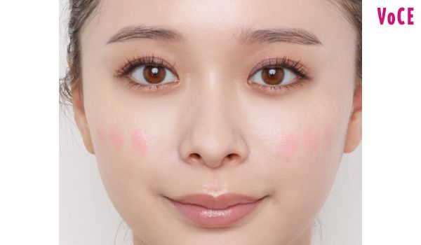 小鼻の横に3点置きして水スポンジでなじませリアルな血色を演出