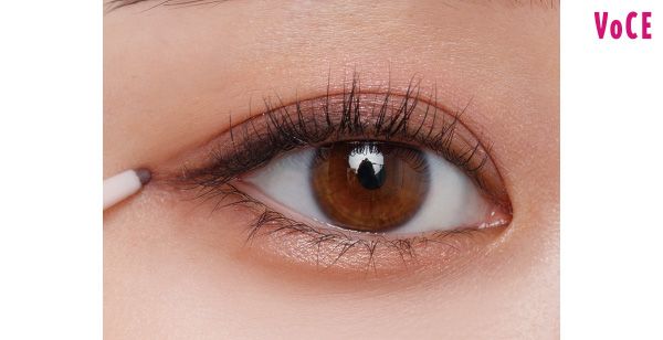 上まぶたのキワのまつげの隙間をアイライナーで埋める。目頭ははずしてヌケ感をプラス