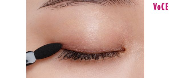 いつもなら締め色に使うディープなブラウン【4】をチップで二重幅にのせる