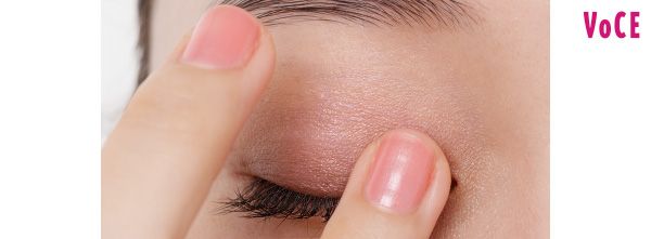 【1】をチップで涙袋の真ん中だけにのせて高さを出し、【2】を指でアイホールの目頭側の眼球のくぼみ部分にのせる