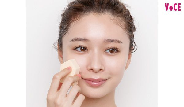 2プッシュを顔全体に吹きかけたら、ミストを少量含ませたスポンジで叩いて密着させる