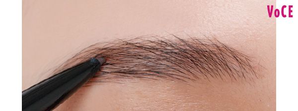 ヌケ感を出すため、眉を均一に染めるパウダーではなく、極細のペンシルで隙間を埋めるのみに
