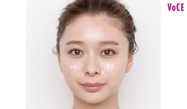 ブルーの下地を小鼻まわりと頰の内側に置き、伸び広げずに指で叩き込んでピンポイントな明るさを