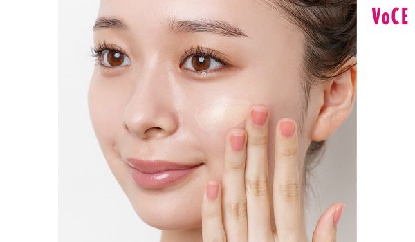 パール粒よりやや大きめの量を、顔の内側から外側に広げ、首までのばす