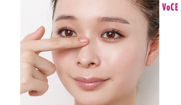 鼻根、鼻先、目尻の下、唇の山の上に指でスタンプを押すようにオン