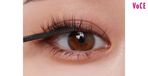 まつげをしっかり上げたら、上下のまつげに根元から丁寧にマスカラをオン