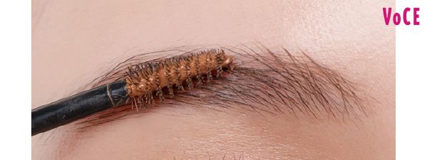 毛流れに沿って眉をとかすようにブラシを動かし、少しずつ塗る