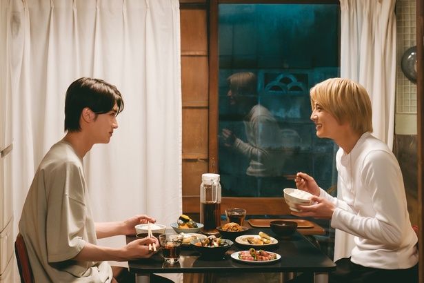 【写真を見る】停戦しているとはいえ緊張感のある間柄だった2人も、少しずつ心を開いていく [c]映画「純愛上等！」製作委員会