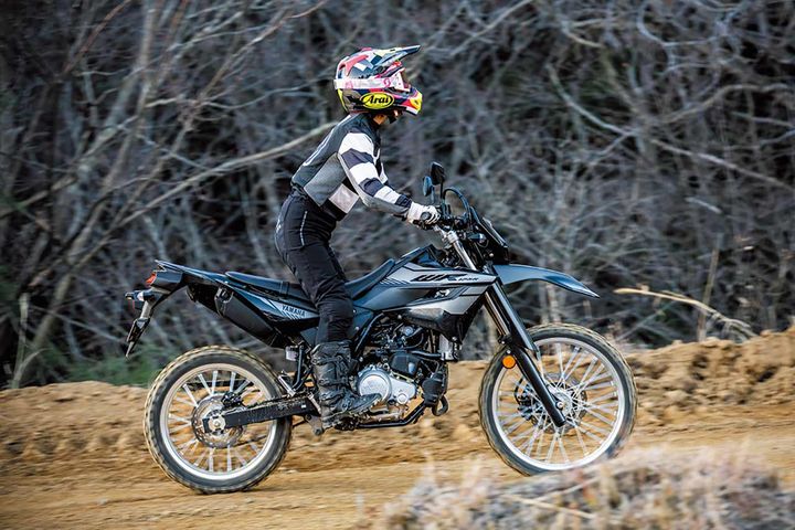 【ガバ開けしても怖くない、優しいエンジン】アクセル操作に対する（低回転の）反応は、とても穏やか。125らしいトコトコ感もあり、パワーで振り回されることがなく、自分のペースで走れるのがWR125Rの魅力だ