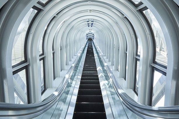 「梅田スカイビル 空中庭園展望台」35階に設置されているシースルーエスカレーター 画像提供：積水ハウス梅田オペレーション