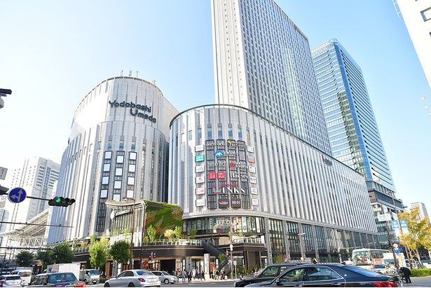 「LINKS UMEDA」ガラスカーテンウォールと石張りを用いたシンボリックな外観デザイン 画像提供：LINKS UMEDA