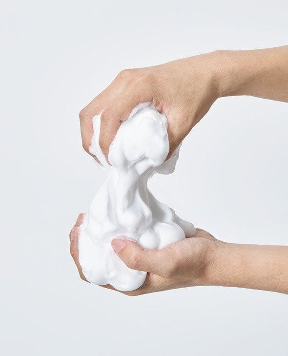 ナレッジ フォーミングホイップ は、もこもこボリューミーな炭酸泡が肌に密着！