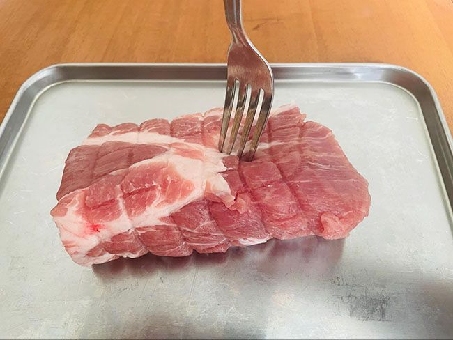フォークで豚肉の両面にまんべんなく穴を開ける