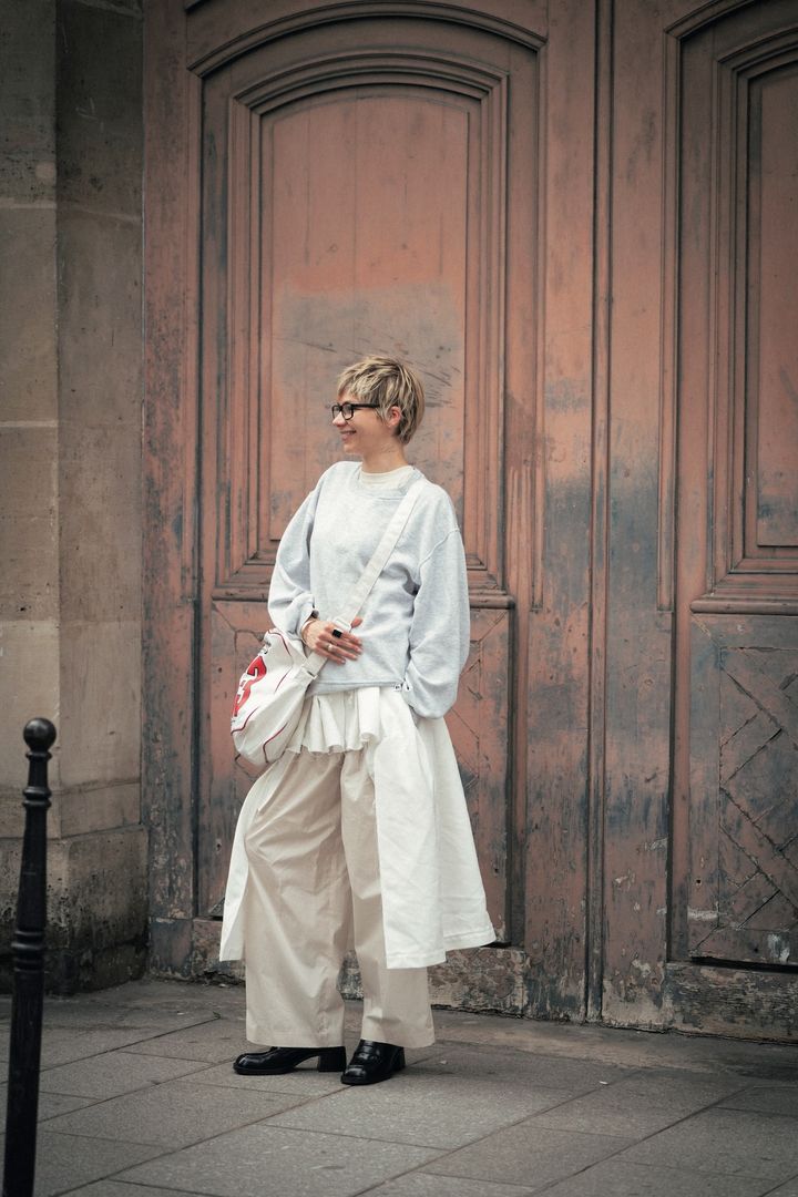 スタイリストにデザイナー…ファッション業界人のパリジェンヌに学ぶ、シンプルなのに垢抜けるフレンチシックスタイル
