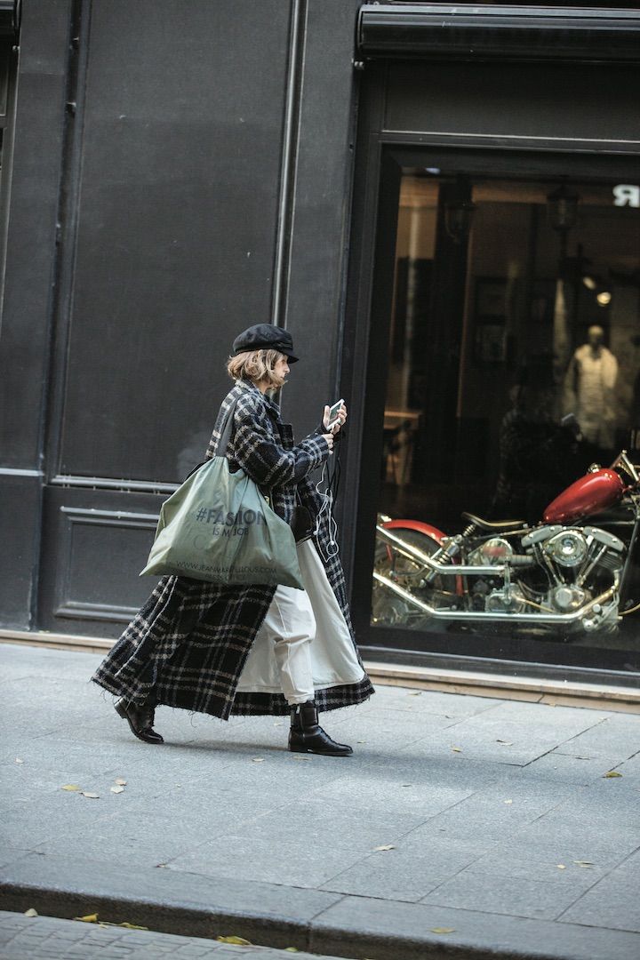 スタイリストにデザイナー…ファッション業界人のパリジェンヌに学ぶ、シンプルなのに垢抜けるフレンチシックスタイル