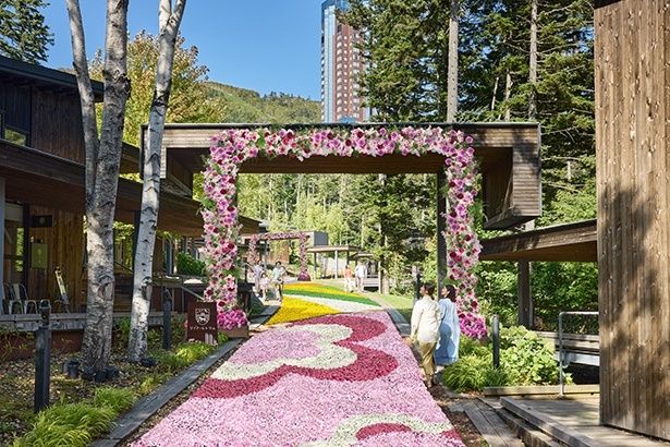 【写真】花咲くカーペットと花咲くアーチ