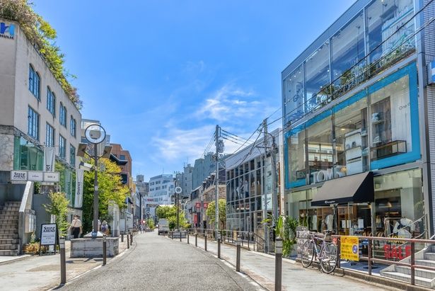 「渋谷川沿いの散策ルート(キャットストリート)」裏原宿らしい個性的なショップが点在 画像提供：node / PIXTA(ピクスタ)