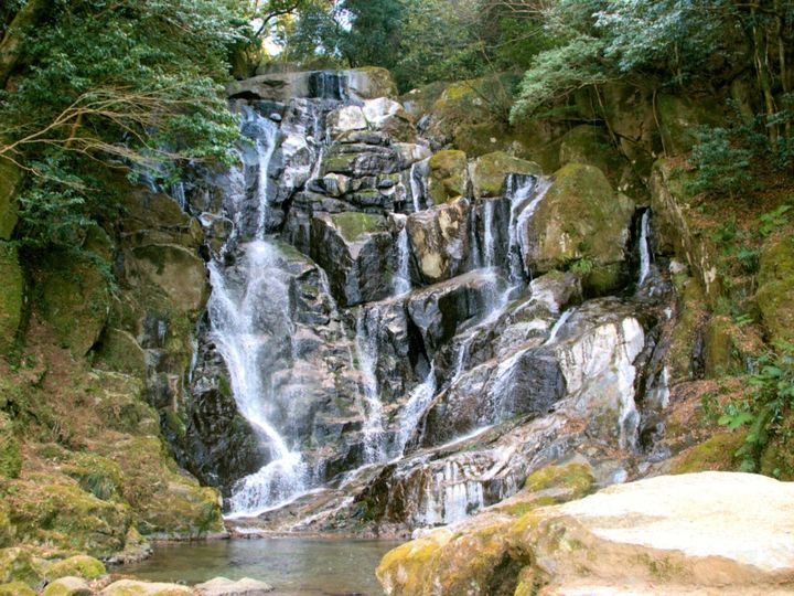 All About ニュース編集部が全国250人を対象に実施した「滝に関するアンケート」の調査結果から、冬に行きたい「福岡県の滝」ランキングを発表！ 2位「白糸の滝」を抑えた1位は？