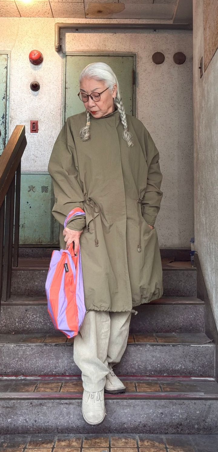 島崎真代さんの春の差し色コーデ