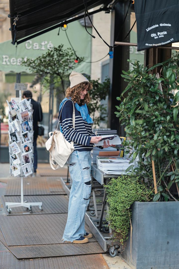 黒アウターが人気！ボトム、シューズ、マフラーの絶妙な差し色が◎【パリジェンヌの一週間コーデ】