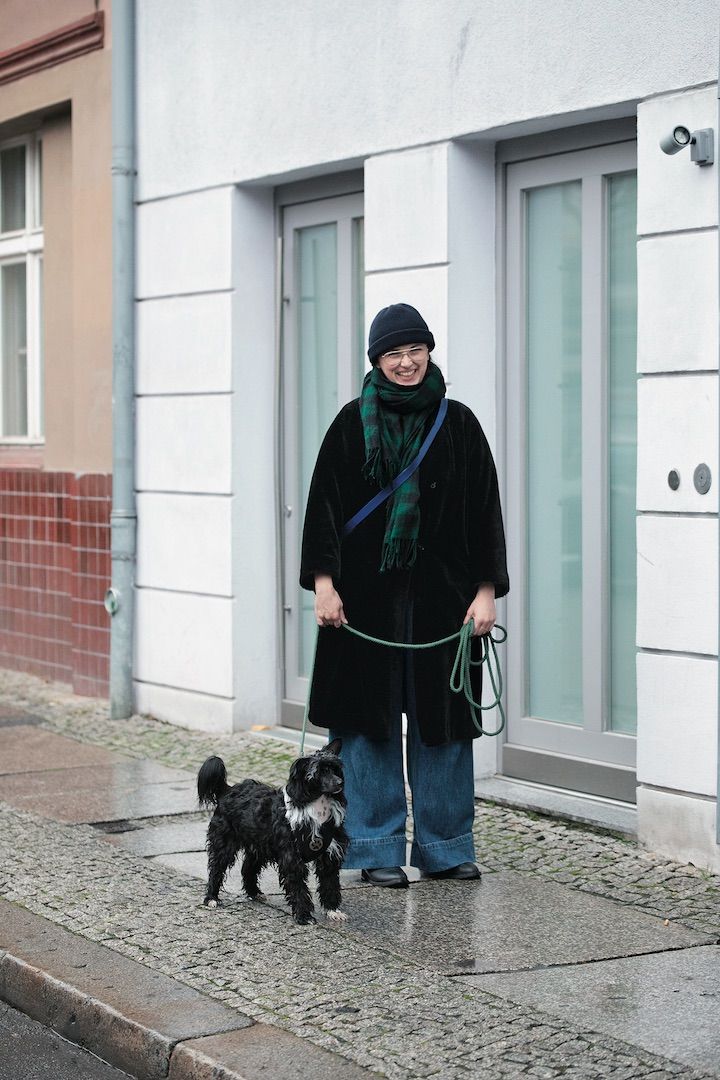 黒アウターが人気！ボトム、シューズ、マフラーの絶妙な差し色が◎【パリジェンヌの一週間コーデ】