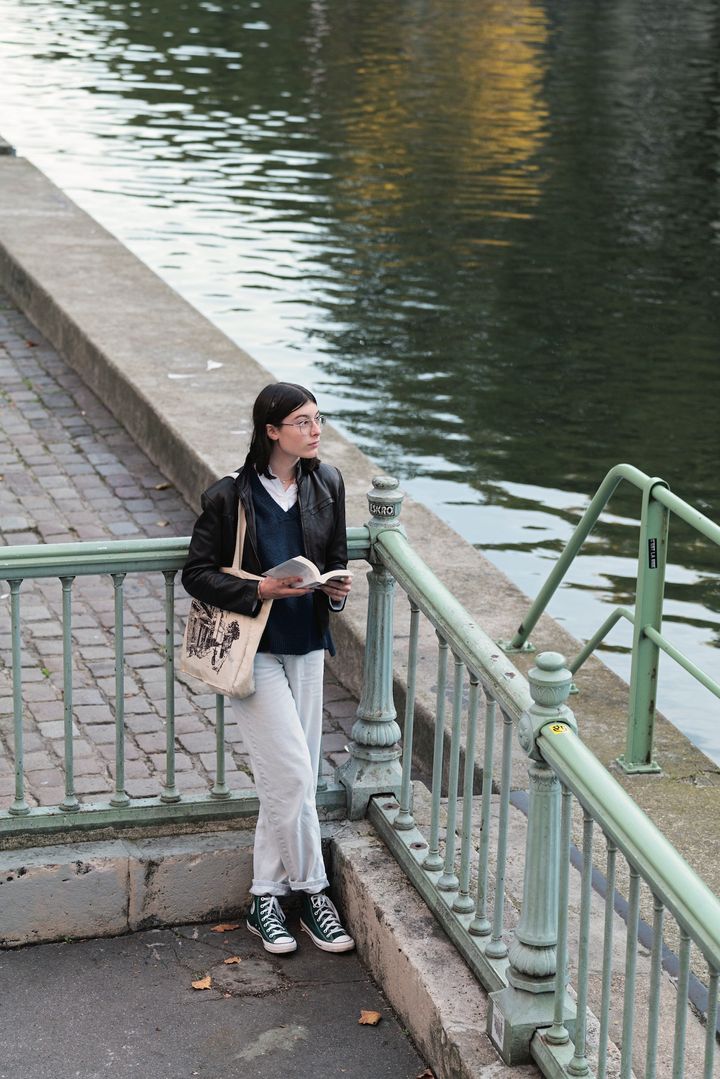 黒アウターが人気！ボトム、シューズ、マフラーの絶妙な差し色が◎【パリジェンヌの一週間コーデ】