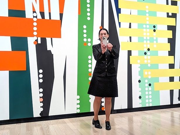 【写真】サラ・モリス『スノーデン』(部分、2026年、大阪中之島美術館にて制作)の前でフォトセッションに応じるサラ・モリスさん (C)Sarah Morris