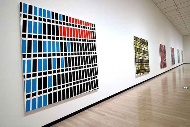 サラ・モリス「ミッドタウン」シリーズの展示風景 (C)Sarah Morris