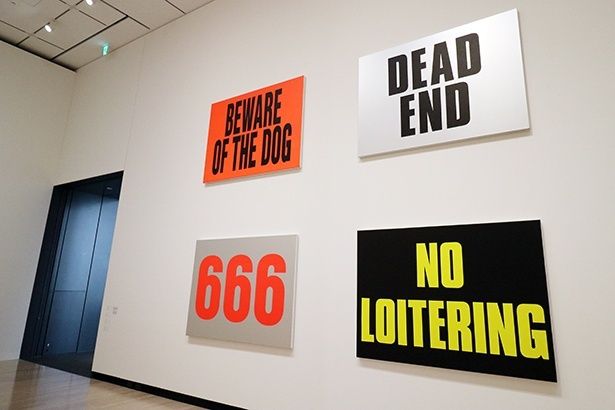 サラ・モリス「サイン・ペインティング」シリーズの展示風景 (C)Sarah Morris