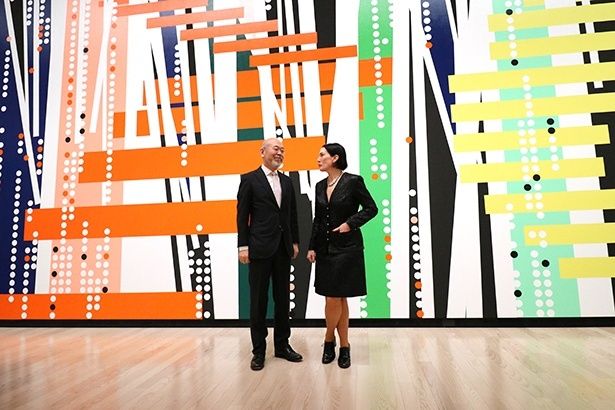 サラ・モリス『スノーデン』(部分、2026年、大阪中之島美術館にて制作)の前で、(左から)大阪中之島美術館の館長・菅谷富夫さんと出品作家のサラ・モリスさん (C)Sarah Morris