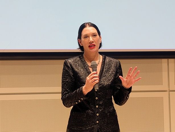 プレス説明会で語る、サラ・モリスさん