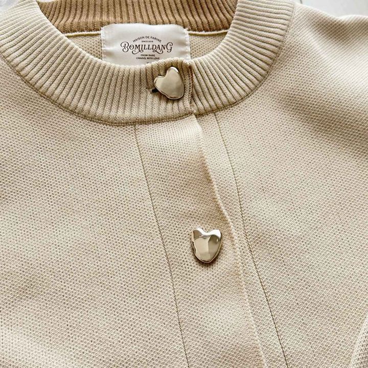 画像: ハートボタンがさりげないアクセント