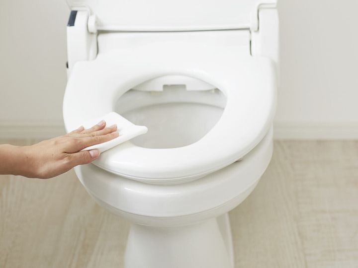 トイレをピカピカに保ちたいという思いから、「間違った掃除」をしていませんか？ 今回は、洗剤の混ぜ方、便器を傷つける道具、衛生面で危険な行為などを解説し、効率的かつ安全な掃除方法を6つご紹介します。